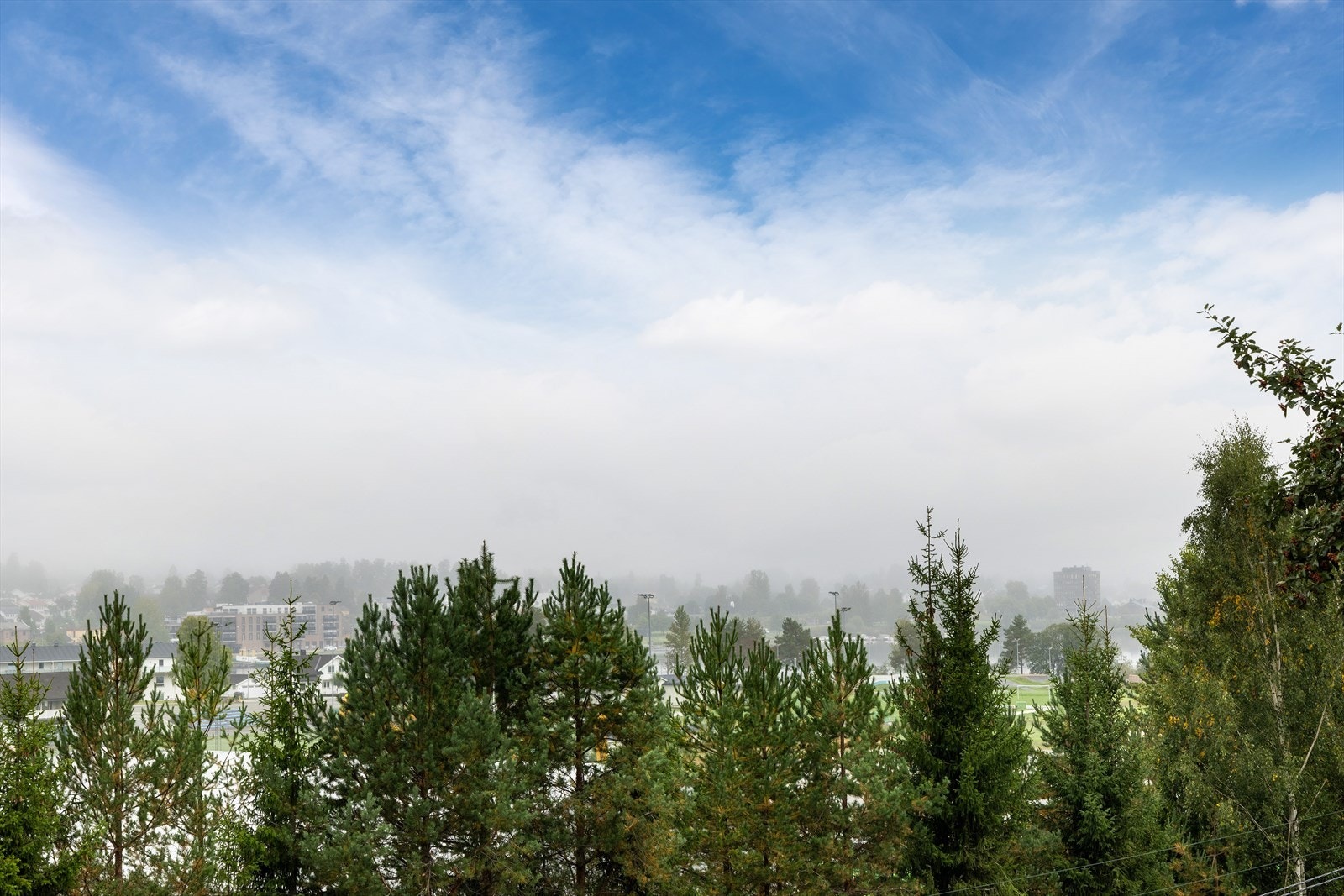 Eiendommen ligger sentralt til i Vikersund med ca. 15 minutters gange til sentrum. Her har du kort vei til dagligvare, butikker, barnehager og skoler. Området byr på flotte turmuligheter og naturopplevelser året rundt. Galleribilde