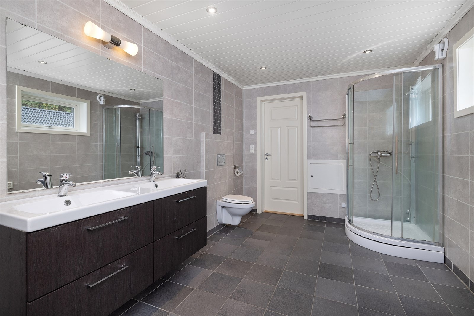 Badet ble etablert i 2012 og er flislagt med elektriske varmekabler. Galleribilde