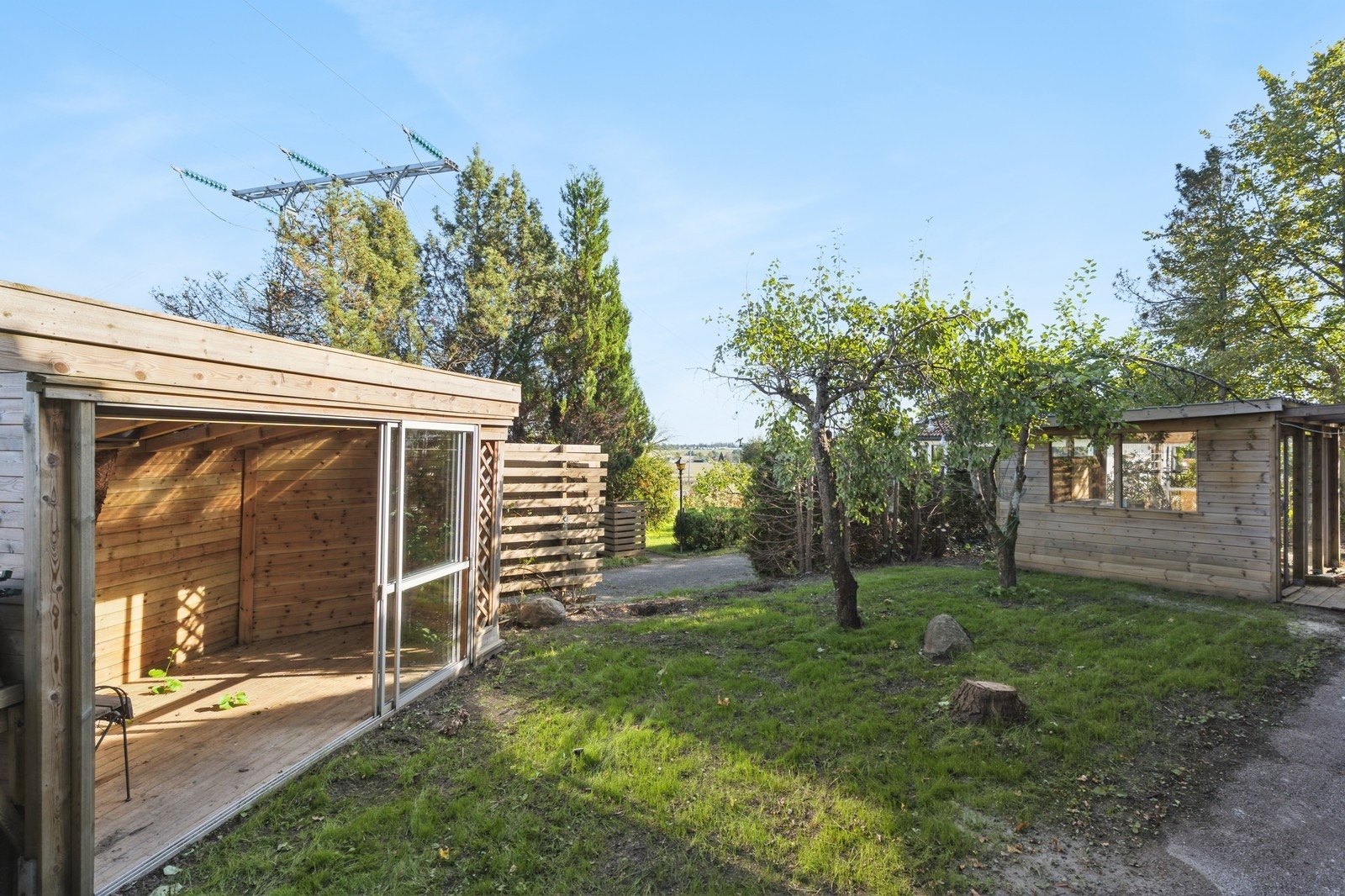 Flott uteplass med hage og hagestuer Galleribilde