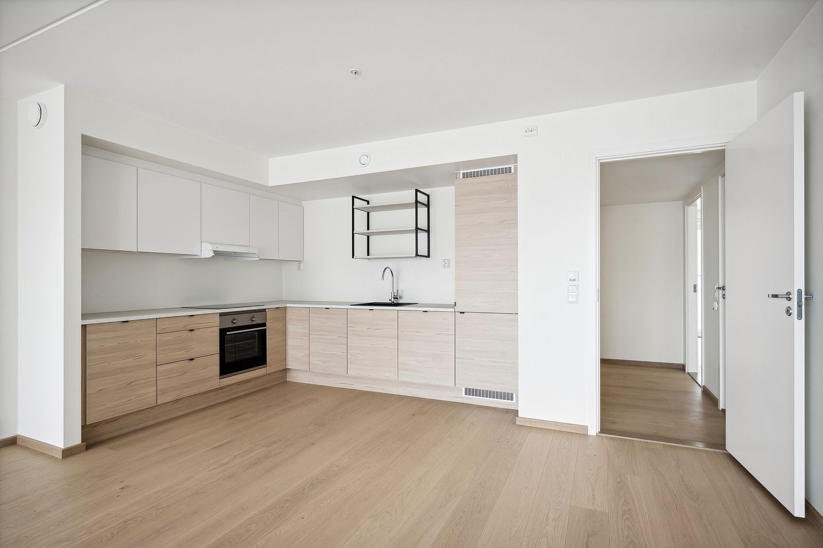 Lekkert kjøkken med integrerte hvitevarer Galleribilde