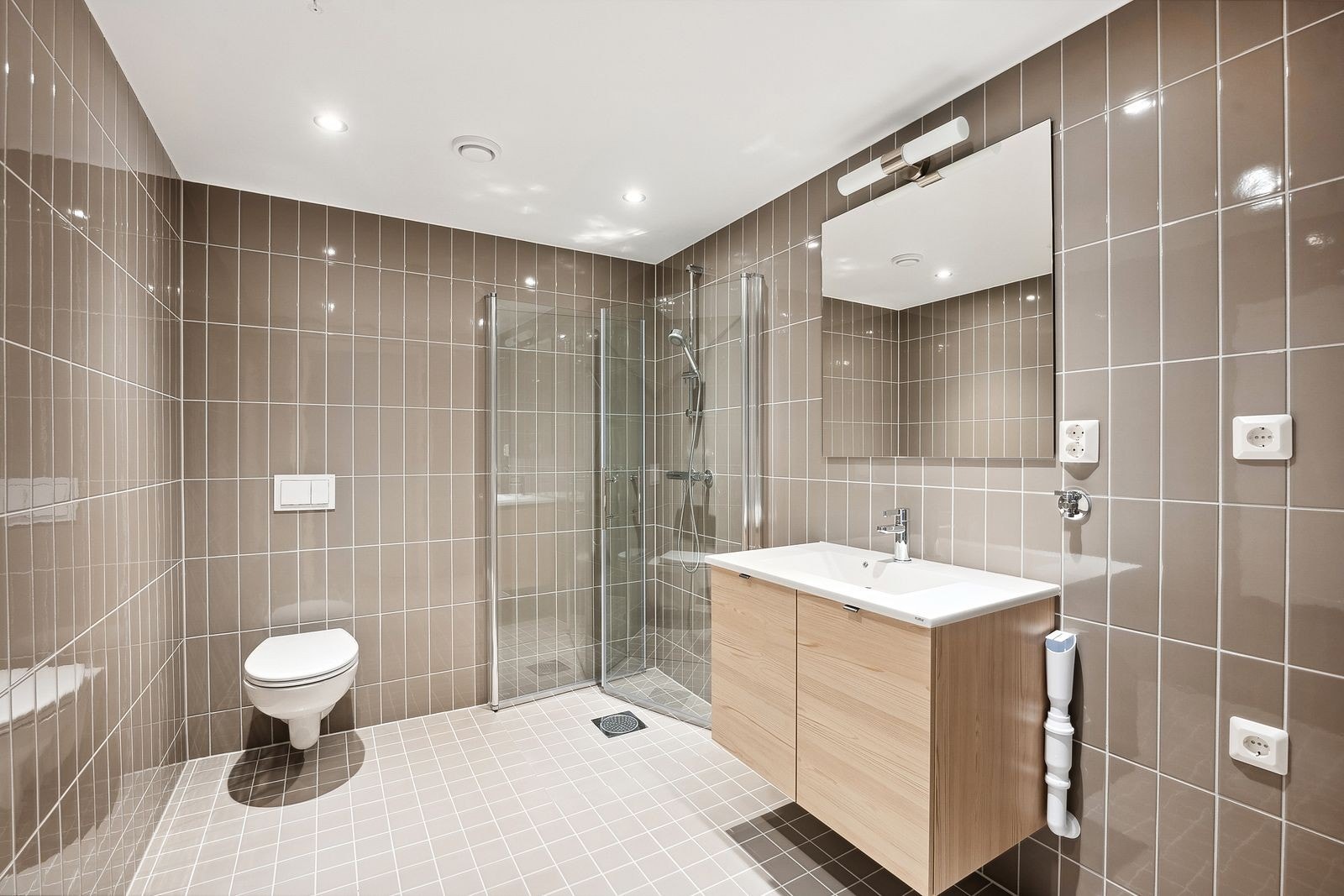 Romslig bad med opplegg for vaskesøyle Galleribilde