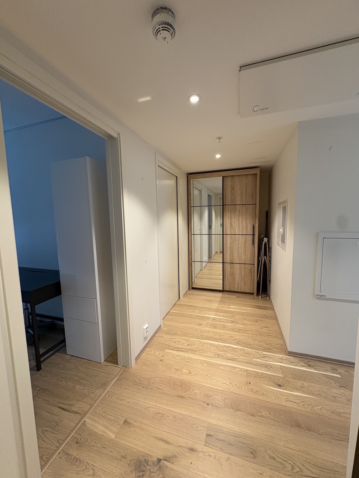 Gangen ved soverommene har god skapplass. Galleribilde