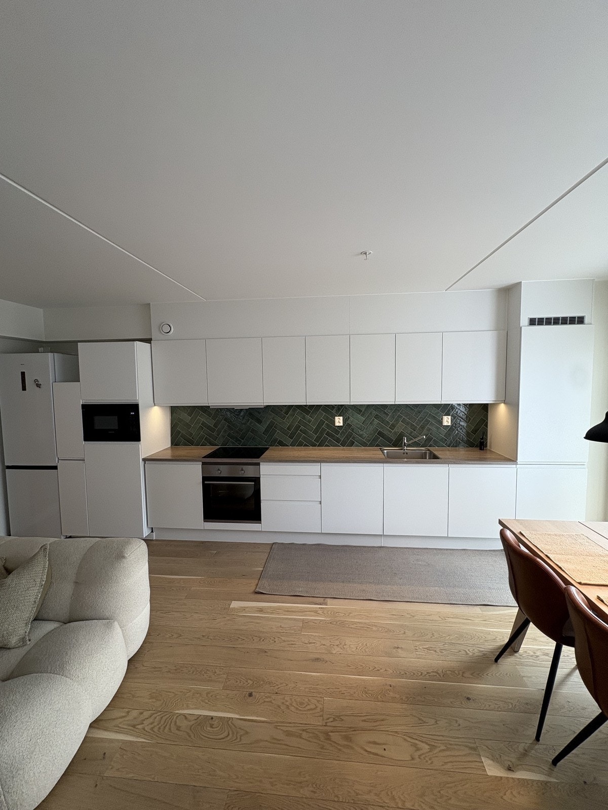 Boligen har et stort kjøkken med alt av nødvendige hvitevarer. Galleribilde