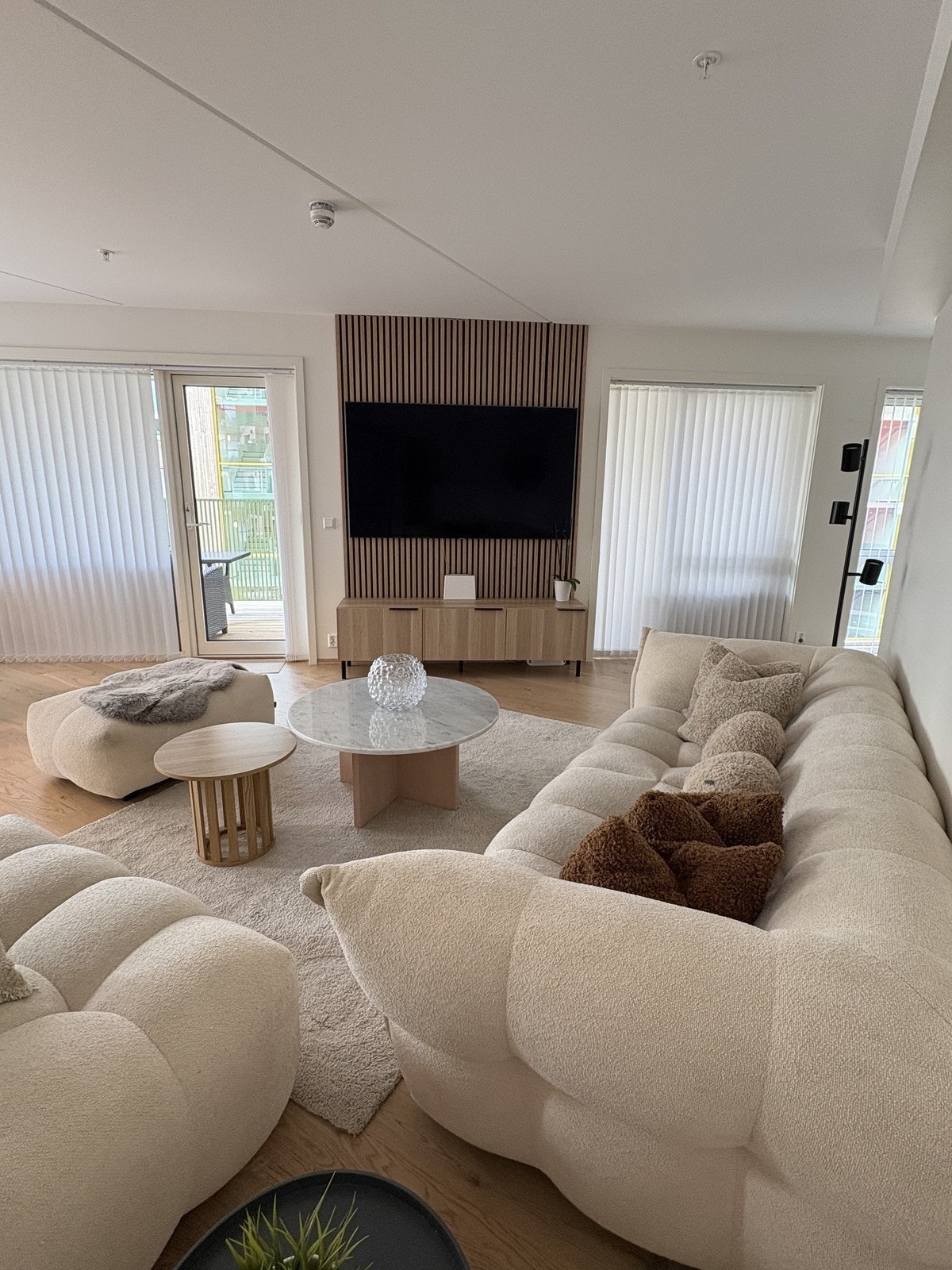 Fint møblert stue med en stor TV. Galleribilde