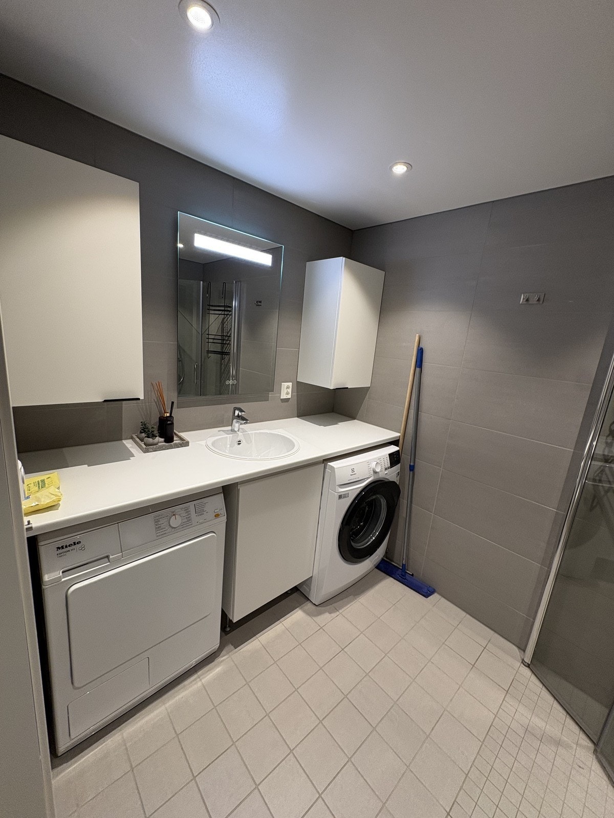 Badet har vaskerommet og tørketrommel. Galleribilde