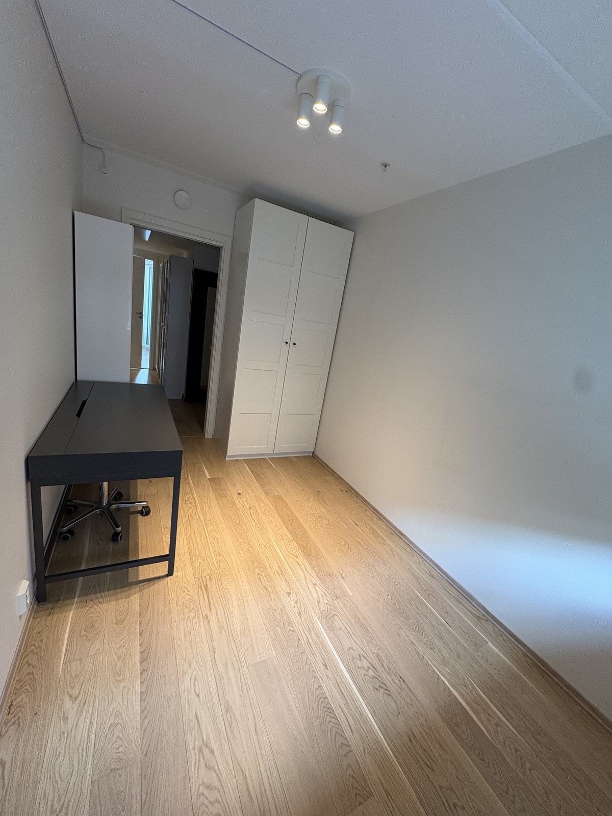 Soverom 2 har skap og pult samt god plass til seng. Galleribilde