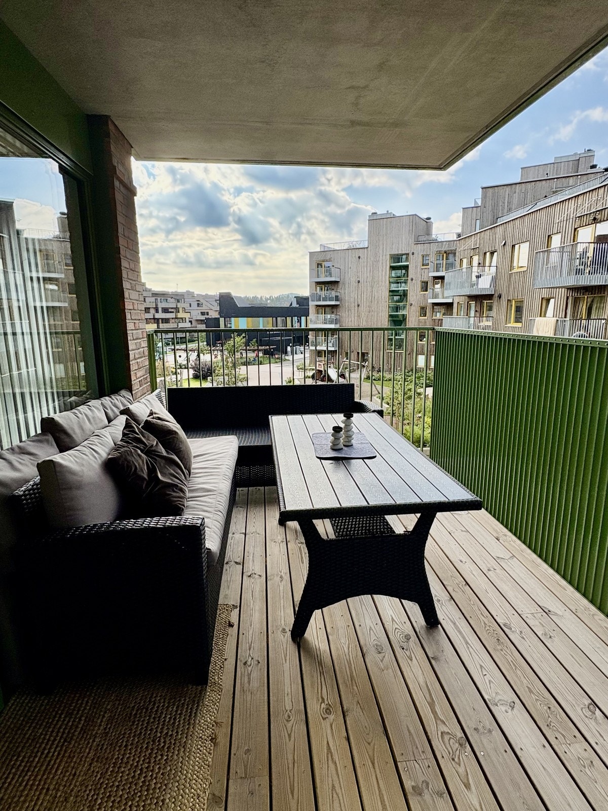 Balkong med hyggelig utemøblement. Galleribilde