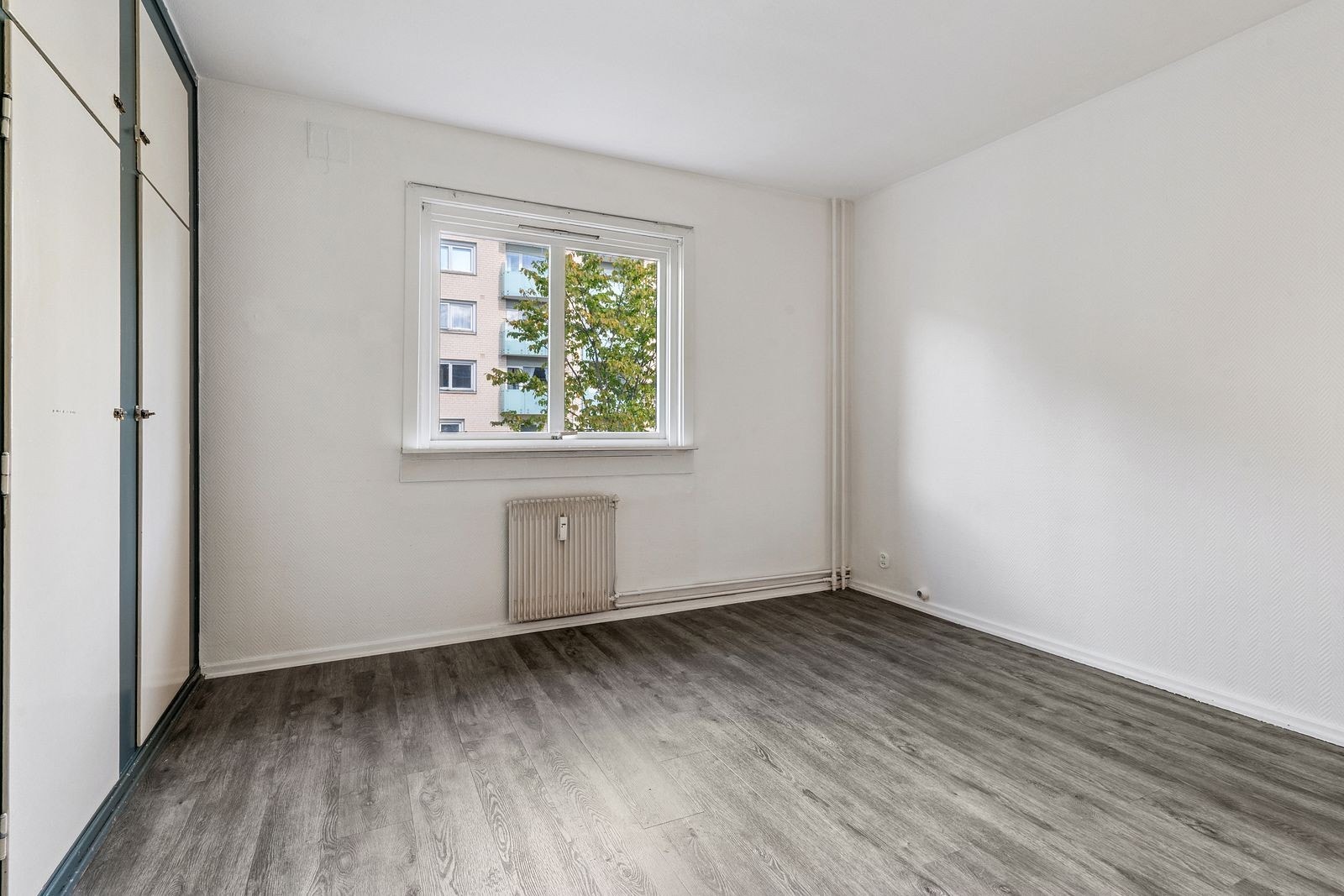 Stort soverom med innebygd garderobeskap Galleribilde