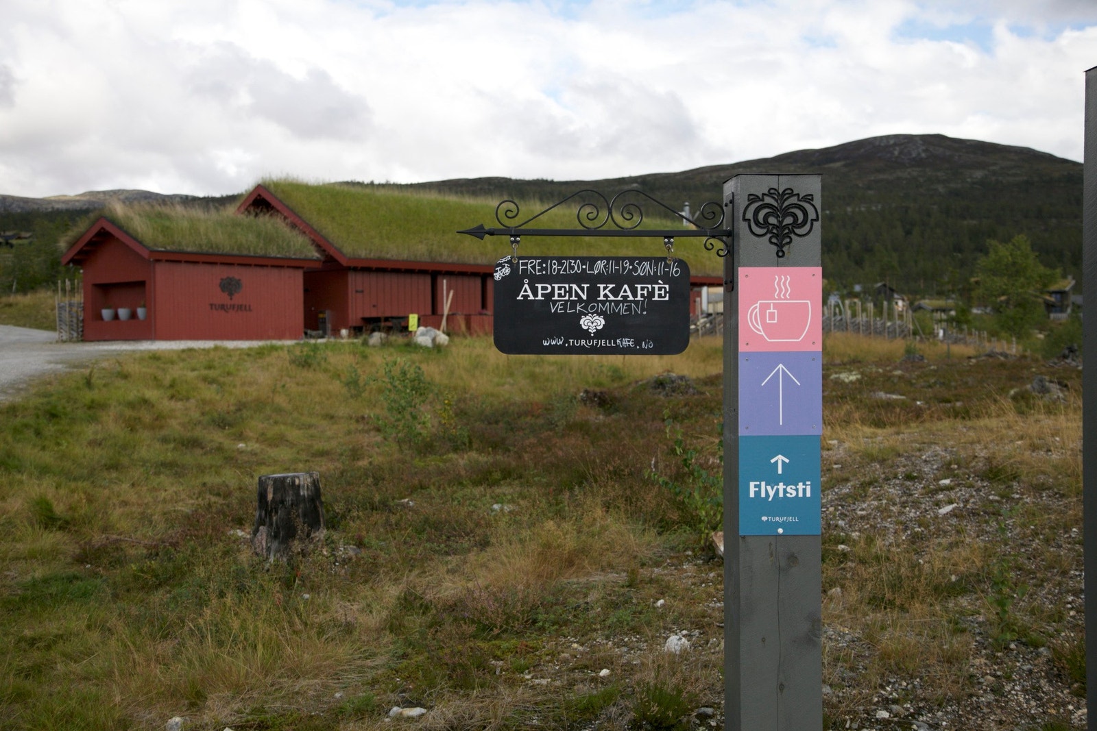Turufjell kafé som ligger rett i nærheten, byr på god mat og hyggelig atmosfære. Galleribilde