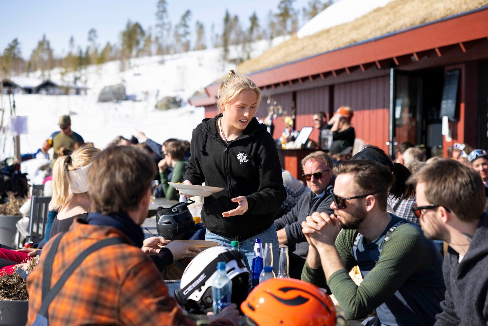 Like god stemning inne som ute på Turufjell Kafe. Galleribilde