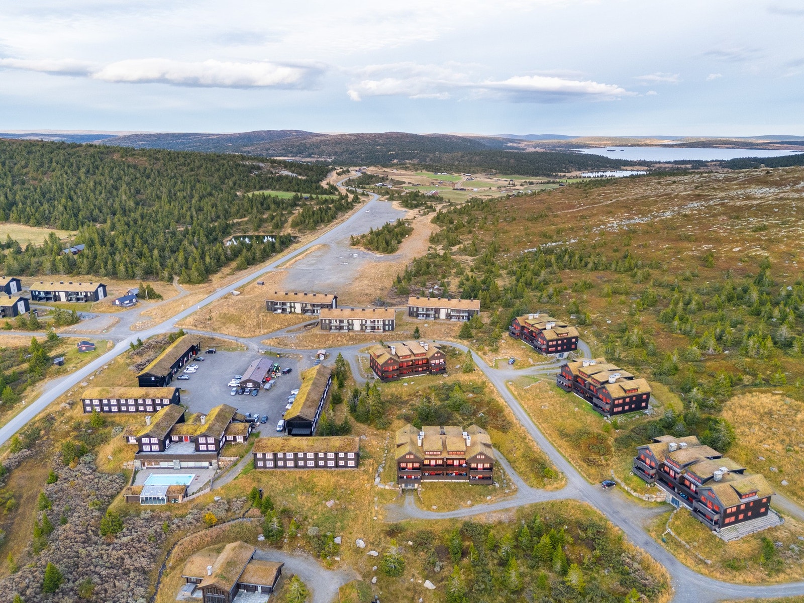 Avstand til Øyer sentrum er ca. 11,5 km med butikker, matbutikker, Hafjell Slakteri, vinmonopol og apotek. Galleribilde