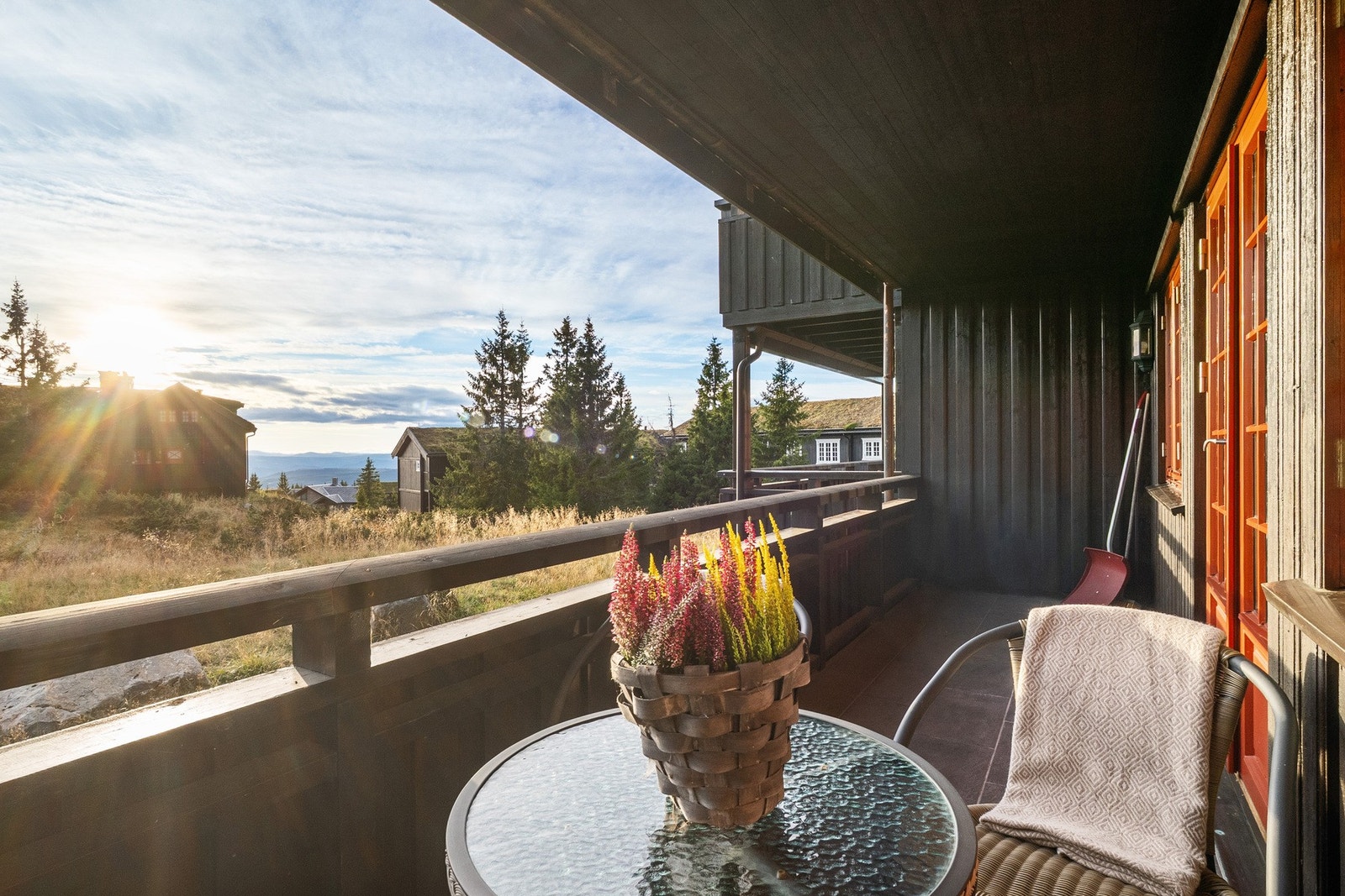 Balkongen har utebelysning og gulvoverflater belagt med fliser. Galleribilde