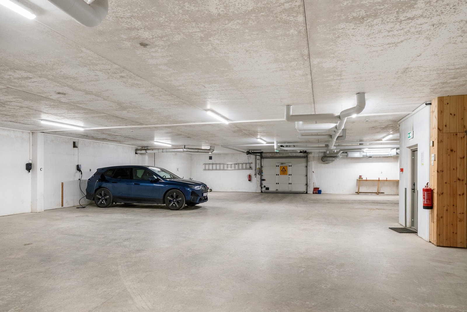 Leiligheten har egen parkeringsplass med elbillader i kjeller, merket B. I tillegg er det bilplasser på tunet. Galleribilde