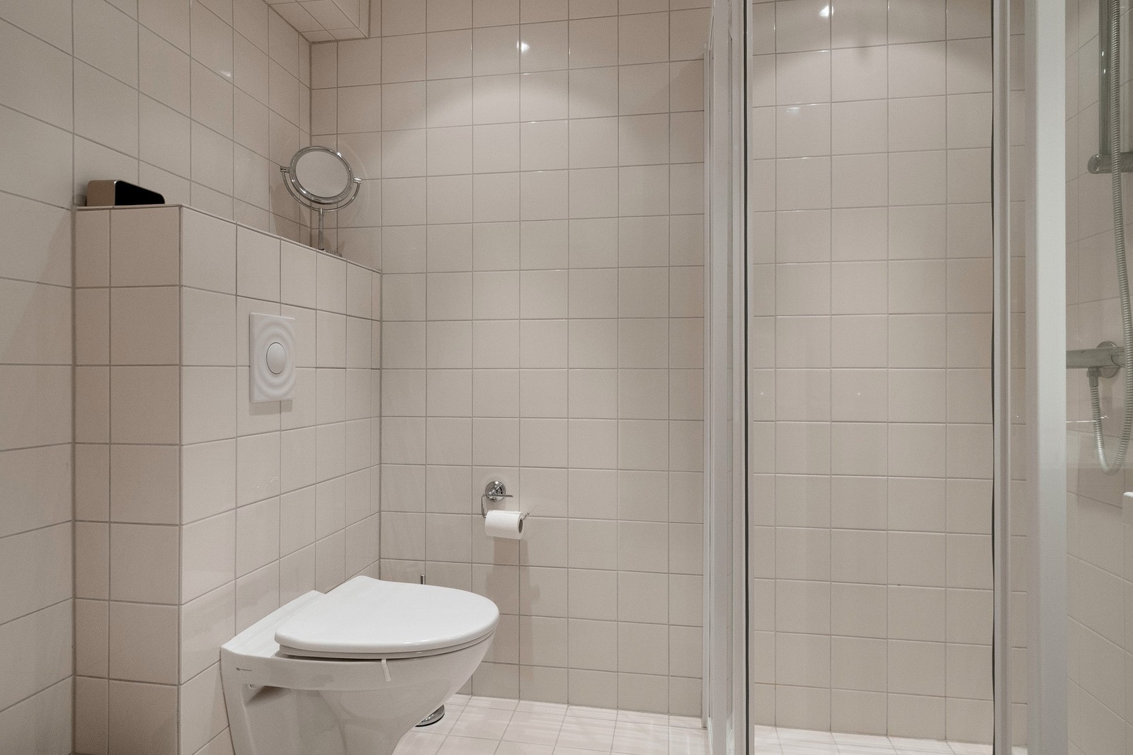 Bad fra hovedsoverommet. Innredet med vegghengt servantinnredning og ovenpåliggende servant med tilhørende armatur. Galleribilde