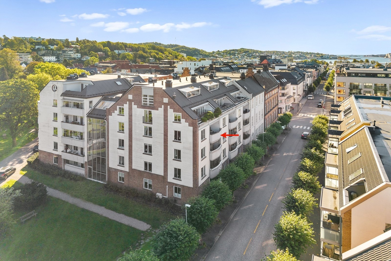 Bak sameiet finner du en hyggelig liten park som fungerer som et grønt pusterom for beboerne. Her kan man nyte rolige stunder ute, enten det er med en kopp kaffe, en god bok eller en lekestund med barna. Galleribilde