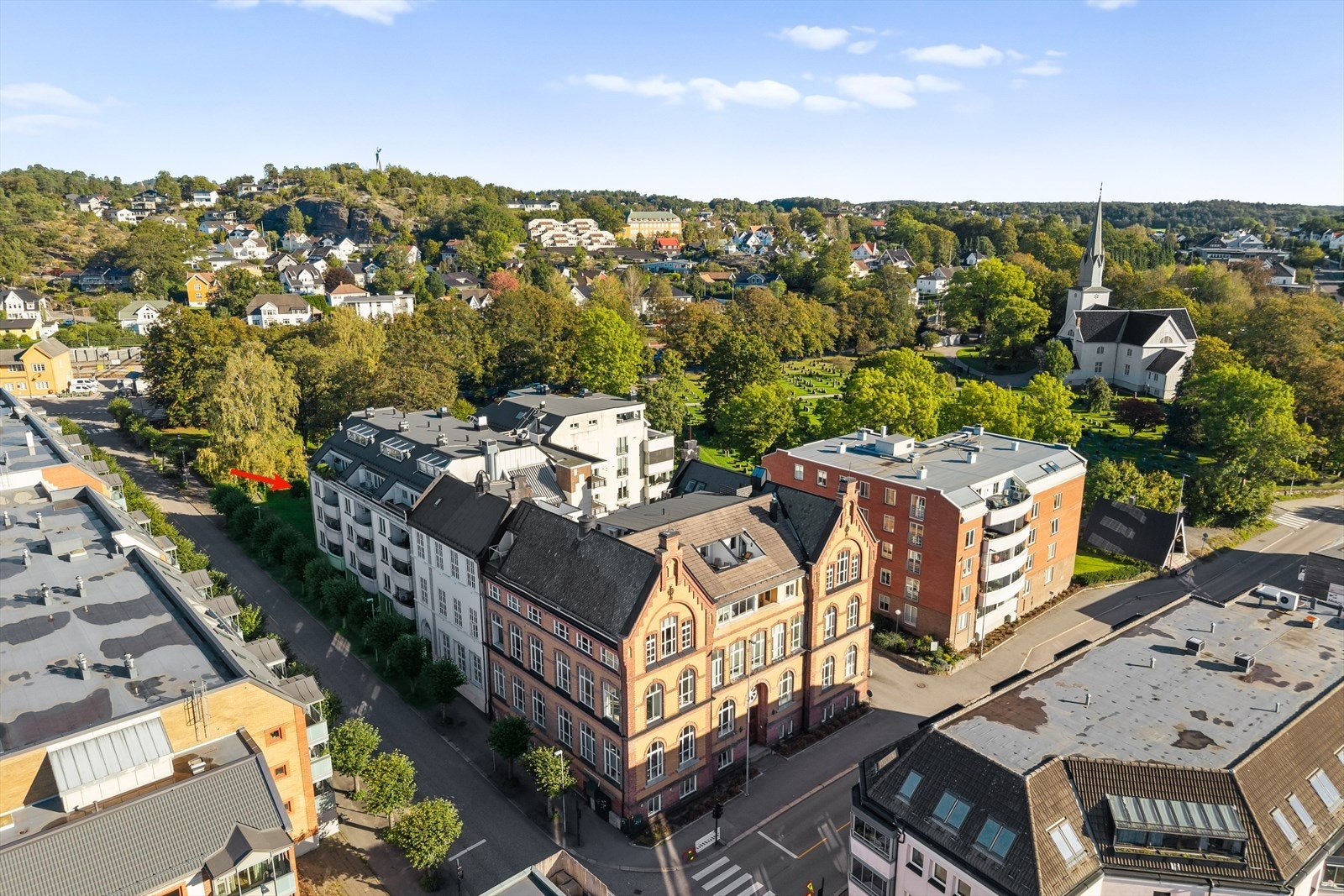 Det er kort vei til alt Sandefjord har å tilby av byliv og kulturtilbud, i tillegg til nydelige turområder både langs fjorden, opp Preståsen og i Hjertnesskogen. Galleribilde
