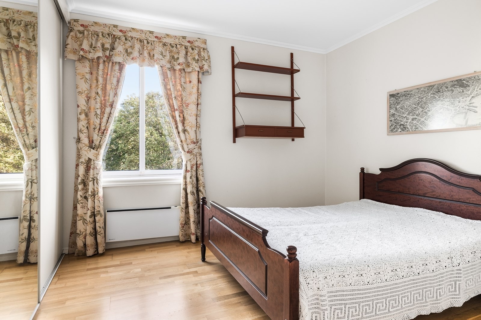 Hovedsoverommet er pent og innbydende. Rommet har god størrelse og er lett å møblere. En praktisk skyvedørsgarderobe sørger for rikelig med oppbevaringsplass, samtidig som den gir rommet et ryddig og stilrent preg. Galleribilde