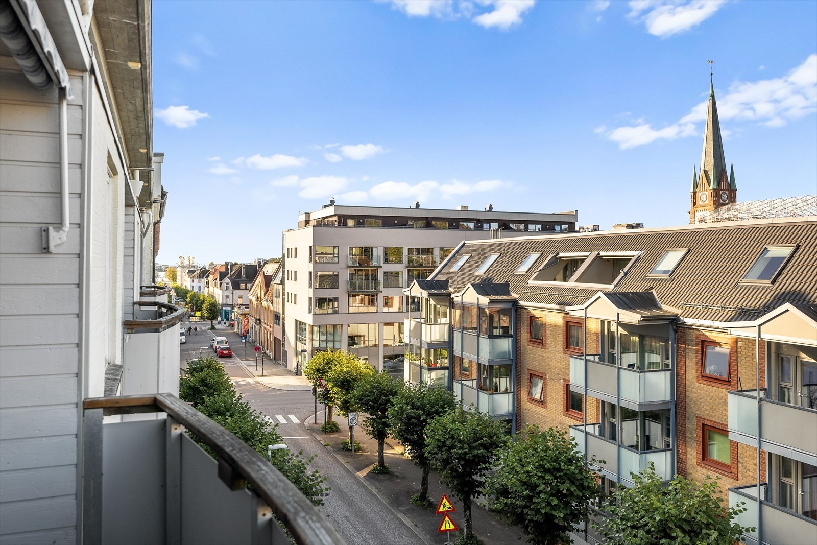 Her får du et perfekt sted for morgenkaffen eller sene sommerkvelder. Fra terrassen åpner utsikten seg nedover mot sentrum, noe som gir en luftig og åpen følelse. Galleribilde