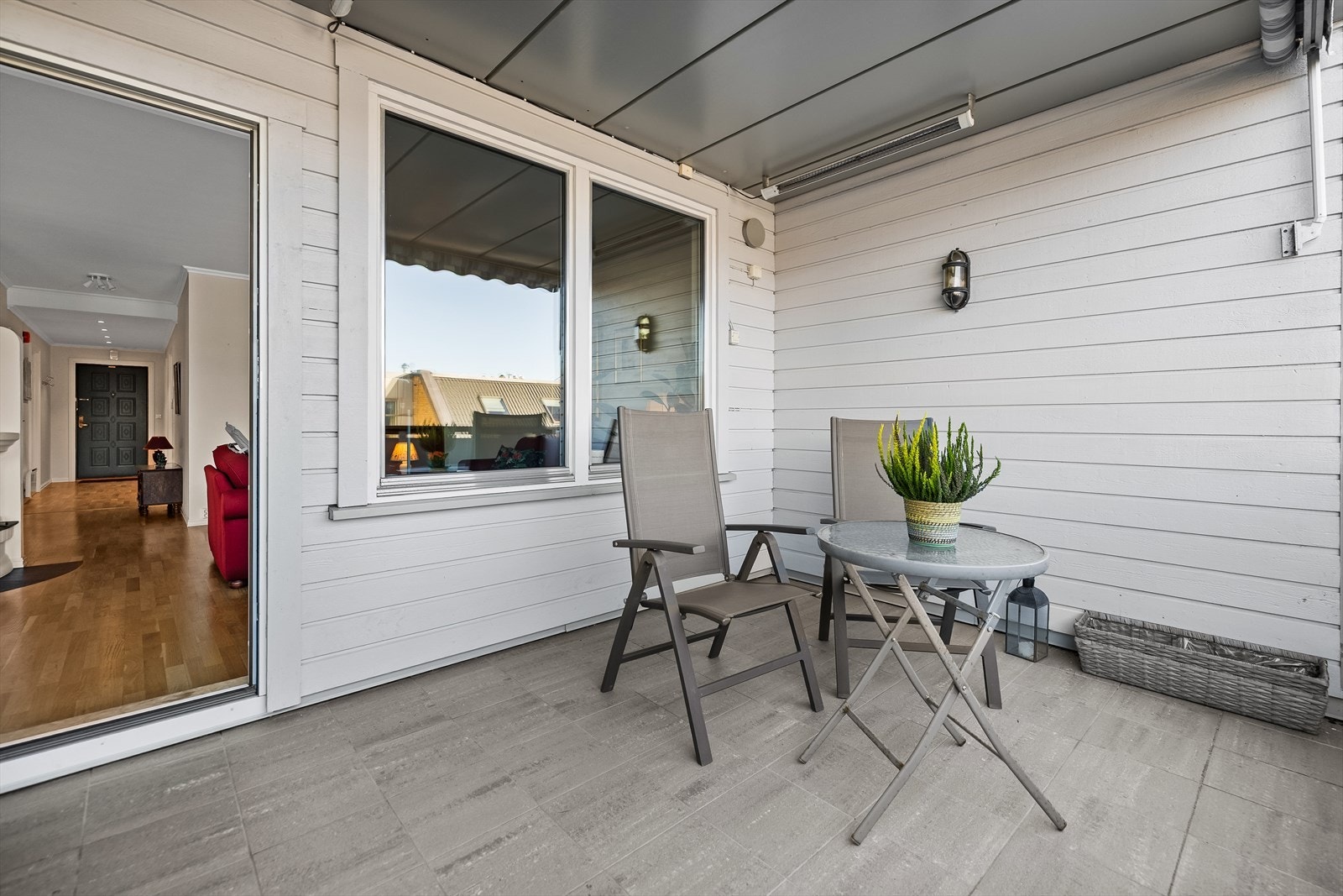 Balkongen blir raskt en favorittplass i leiligheten. Den er takoverbygget, noe som gir deg ekstra komfort og gjør den brukervennlig store deler av året. Her kan du sitte skjermet og samtidig nyte solrike dager. Galleribilde