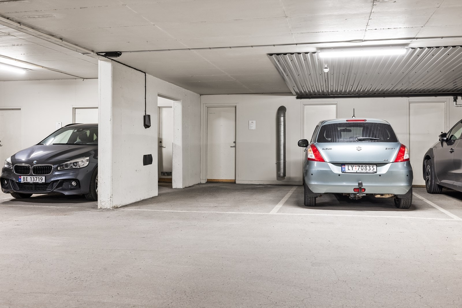 Det medfølger en garasjeplass som også har en bod i bakkant, noe som gir ekstra lagringsmuligheter og god plass til oppbevaring av for eksempel verktøy, sesongutstyr eller sykler. Dette gjør det enkelt å holde både bil og eiendeler trygt og ryddig. Galleribilde