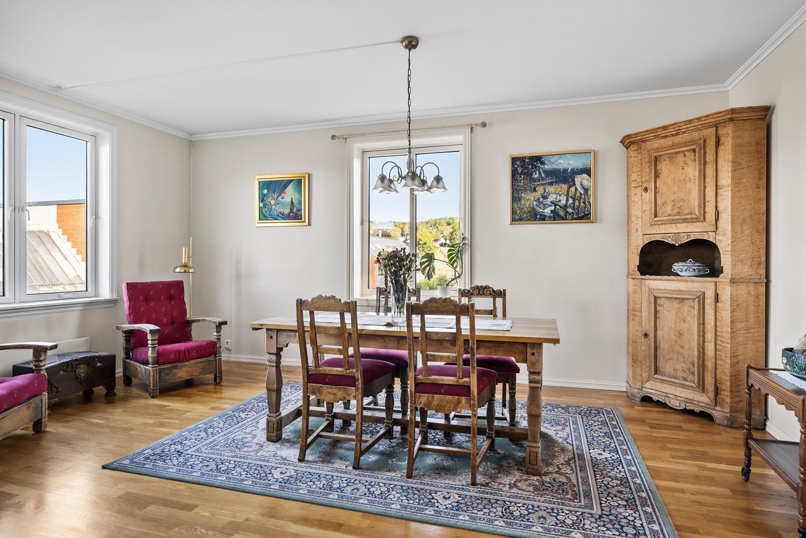 De gode lysforholdene skaper en behagelig atmosfære, og rommet har rikelig med plass til å dekke opp et stort spisebord når familie og venner samles til hyggelige måltider eller festlige anledninger. Galleribilde