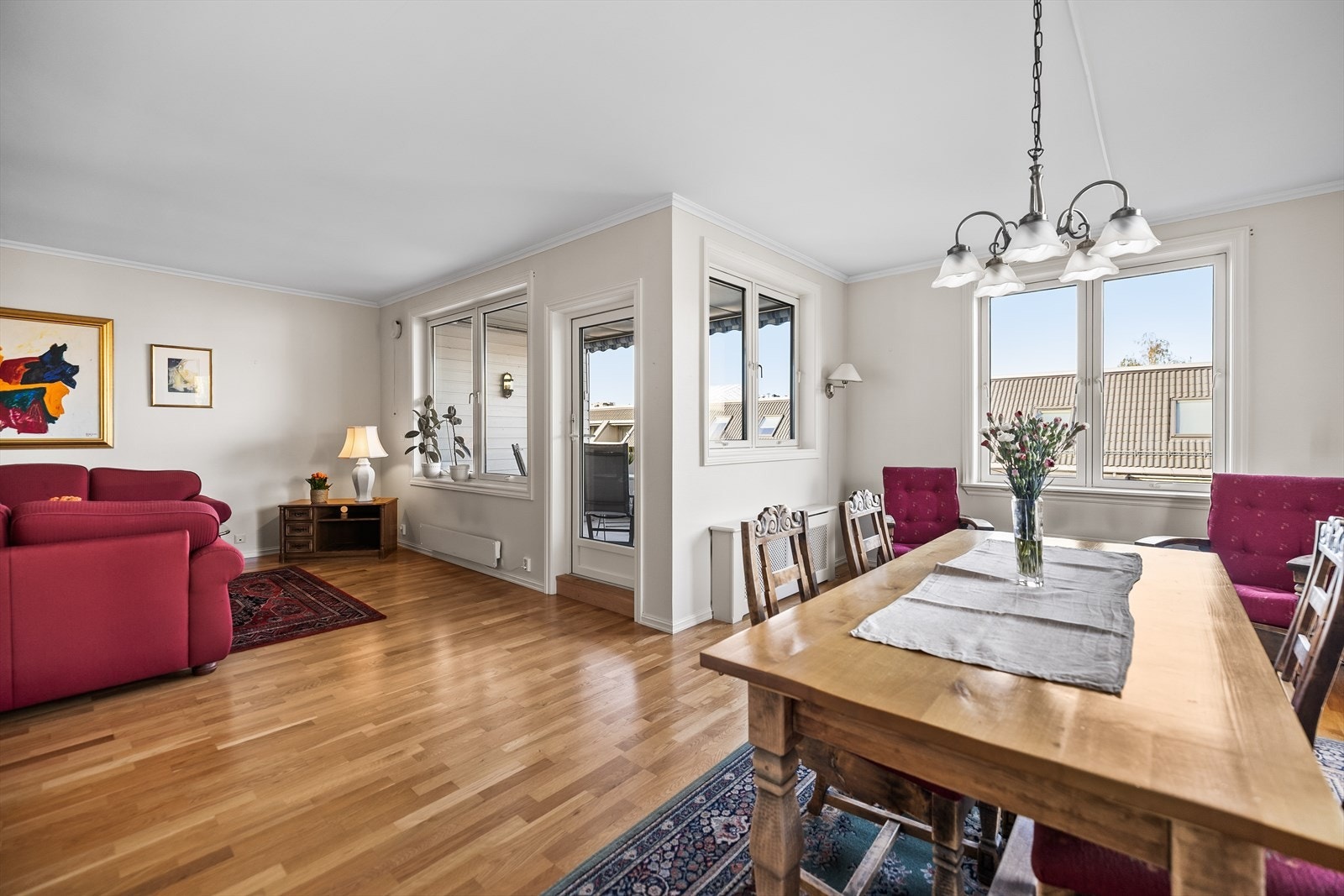 Stuen fremstår som lys, pen og svært innbydende - et rom som virkelig setter rammen for et trivelig hjem. Galleribilde