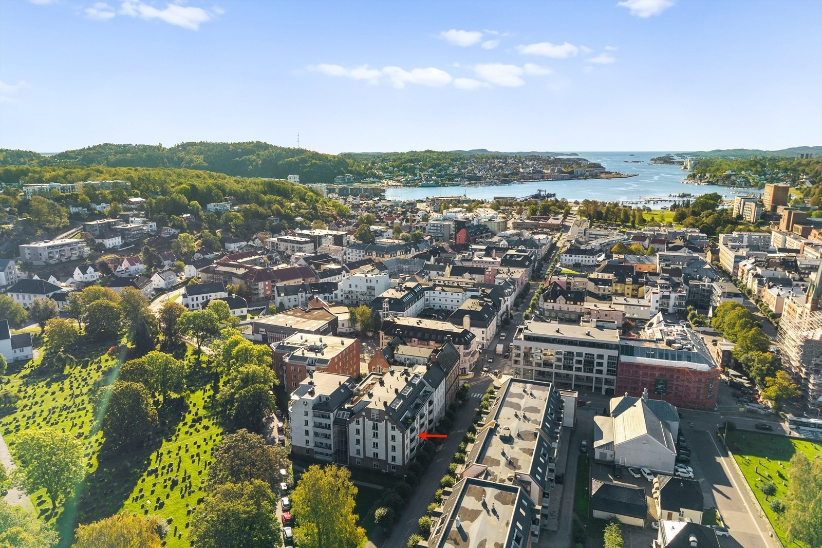 Leiligheten har en svært praktisk beliggenhet med kort avstand til både busstasjonen og togstasjonen. Dette gir enkel og effektiv tilgang til offentlig transport, noe som gjør pendling og reiser til og fra byen både raskt og bekvemt. Galleribilde