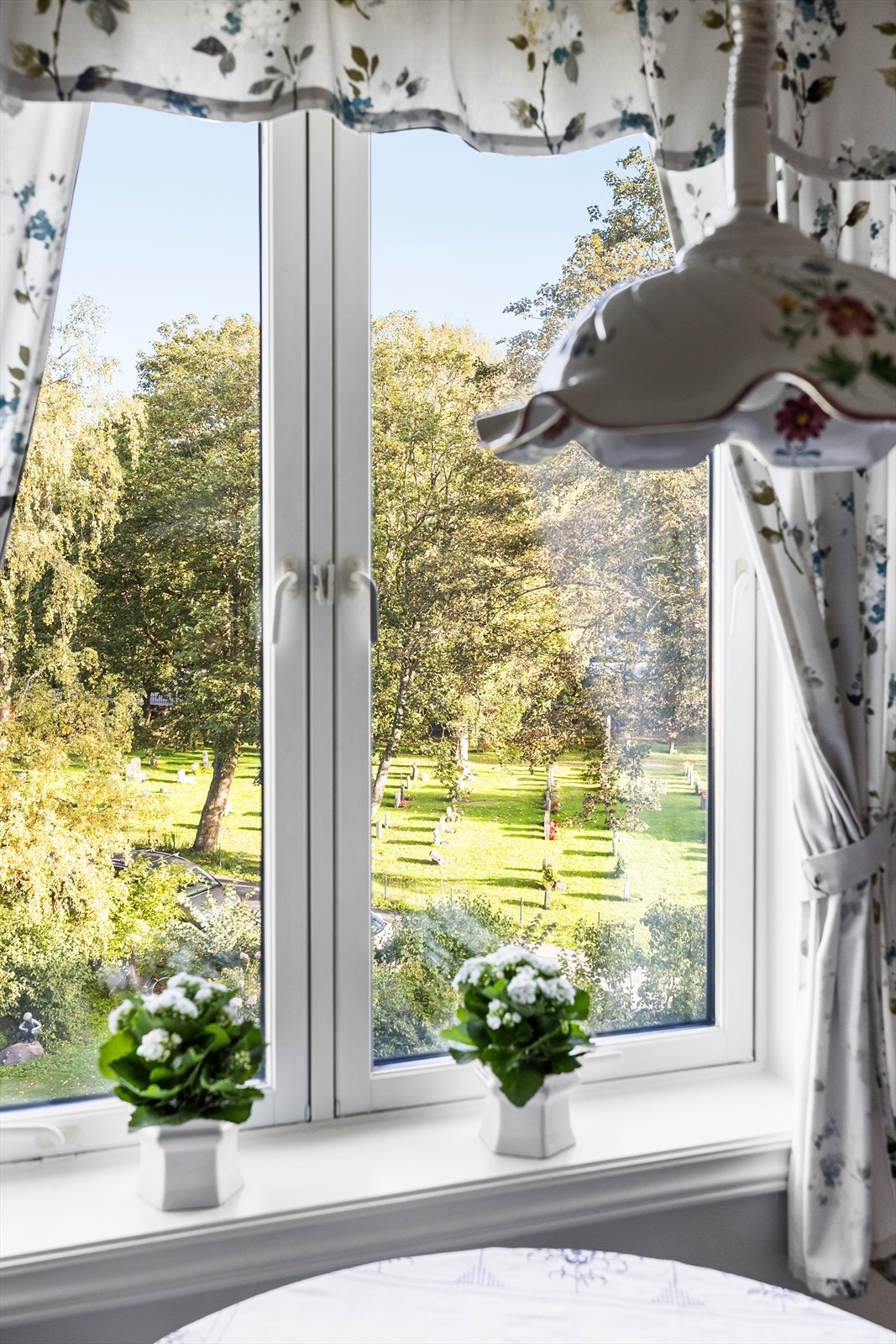 Fra kjøkkenvinduet har du et fint utsyn, noe som gjør rommet ekstra lyst og trivelig. Her kan du nyte synet av omgivelsene mens du lager mat eller tar en kopp kaffe ved kjøkkenbordet. Galleribilde