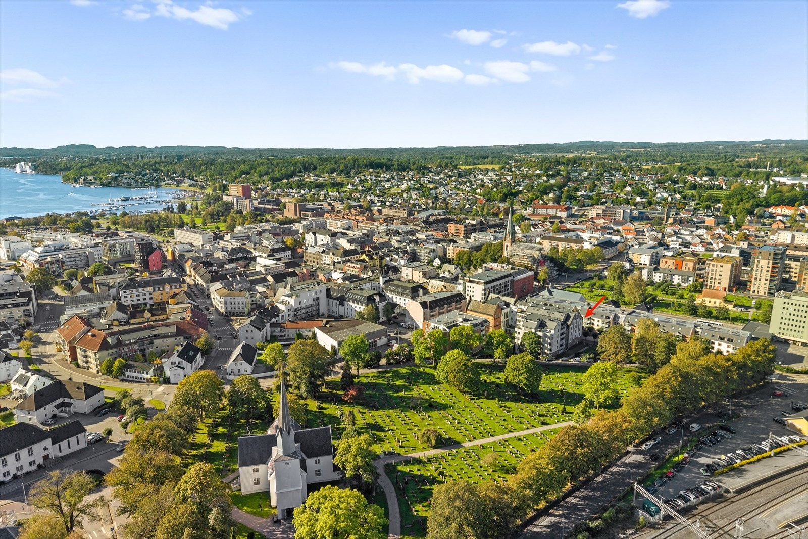 Eiendommen ligger like utenfor sentrumskjernen i Sandefjord, i et meget populært boligområde. Galleribilde