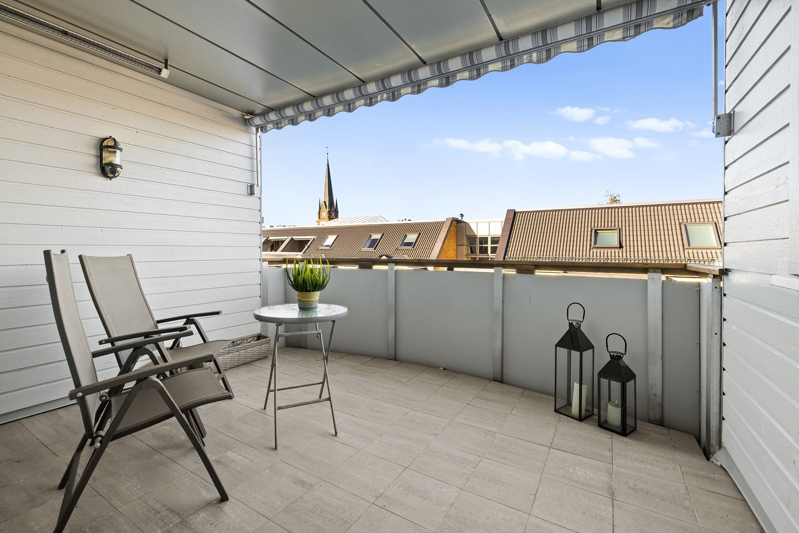 Fra den romslige stuen har du direkte utgang til en solrik balkong - en herlig uteplass hvor du kan trekke deg tilbake, sitte skjermet og nyte både solen og den flotte utsikten. Galleribilde