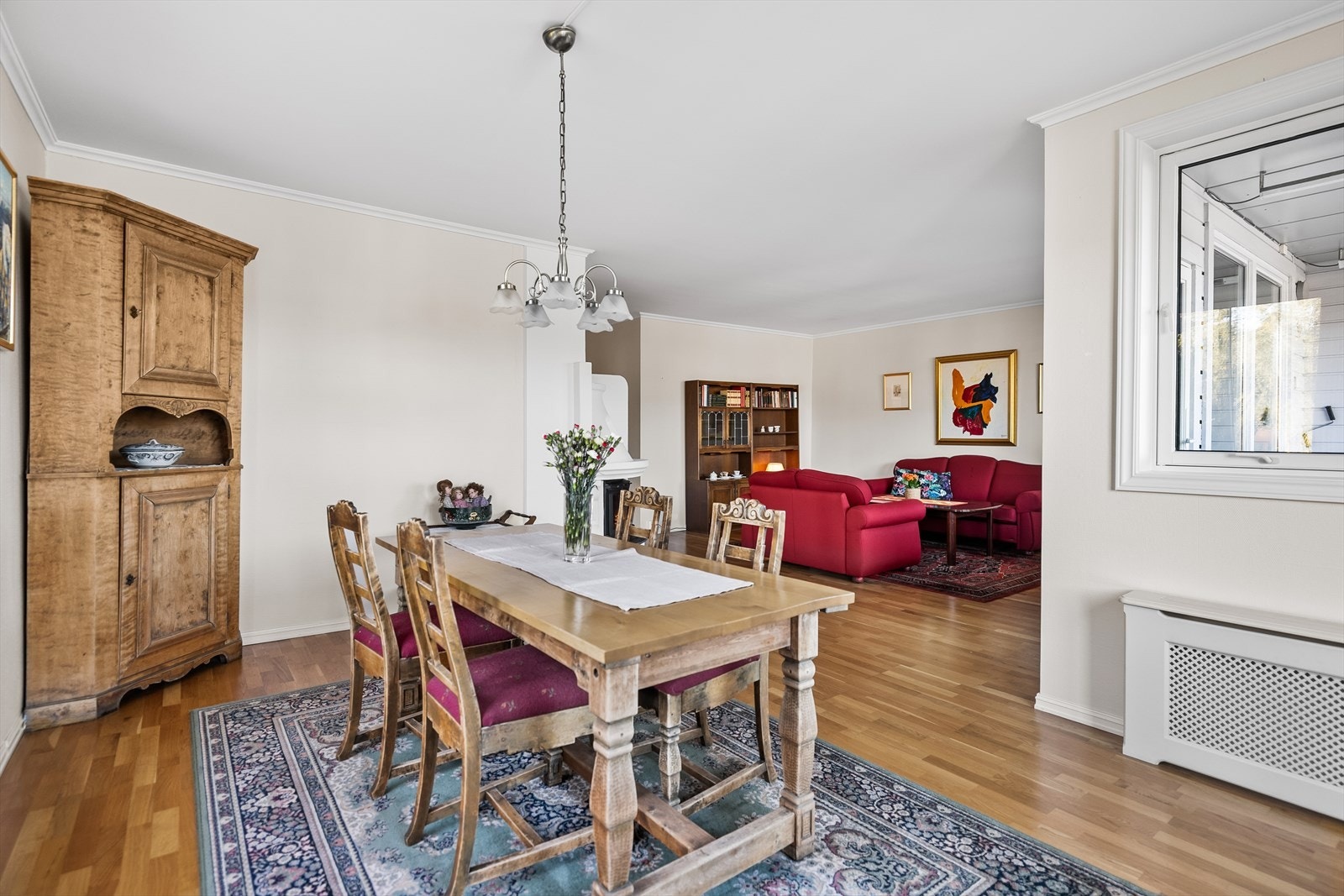 Spisestuen fremstår som lys, trivelig og svært innbydende - et naturlig samlingspunkt i boligen. Galleribilde