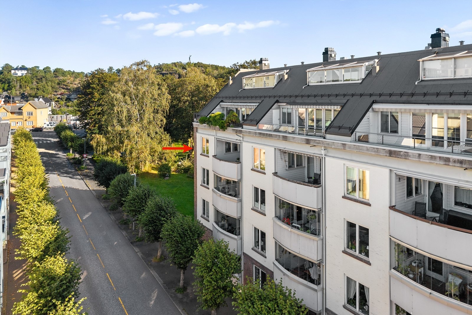 Her får du en gjennomgående god planløsning, ekstra lysinnslipp og en luftig atmosfære - kombinert med privatliv og en skjermet plassering helt på enden av bygget. Galleribilde