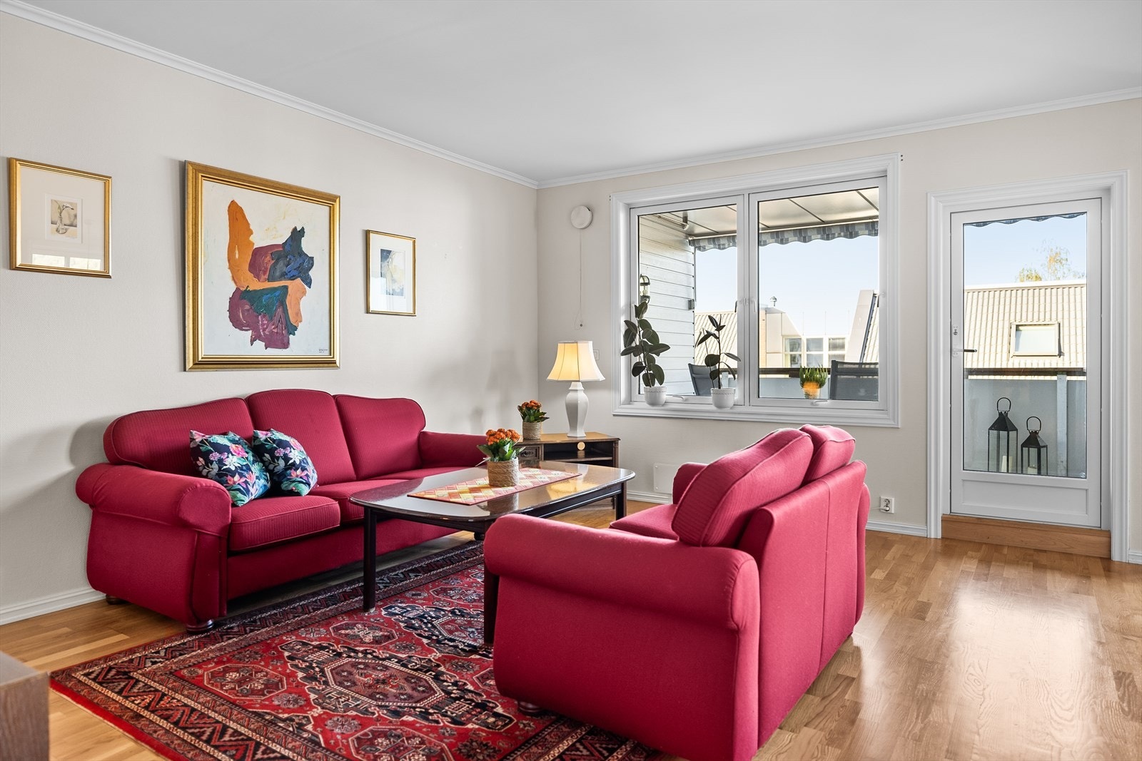 Her er det lagt 3-stavs eikeparkett på gulvet, som gir en varm og eksklusiv følelse, kombinert med malte, lyse vegger som skaper en tidløs og luftig atmosfære. Galleribilde