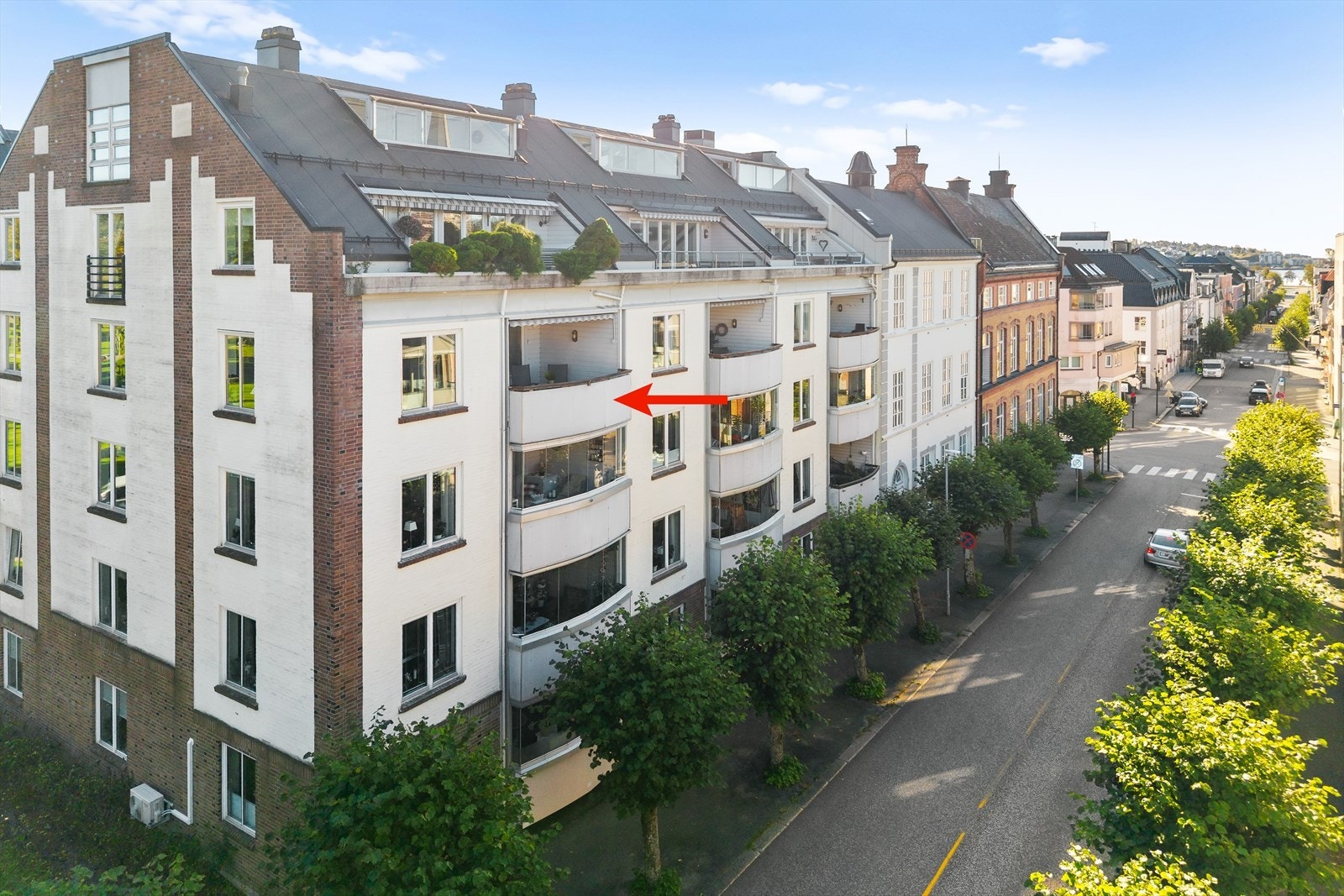 Velkommen til en lys og innbydende selveierleilighet med attraktiv beliggenhet på enden bygget. Galleribilde