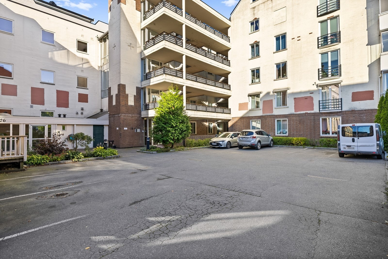 Sameiet disponerer egen gjesteparkering, noe som gjør det enkelt for besøkende å finne parkering i nærheten av bygget. Dette er en praktisk og verdsatt løsning som bidrar til økt komfort for både beboere og gjester. Galleribilde