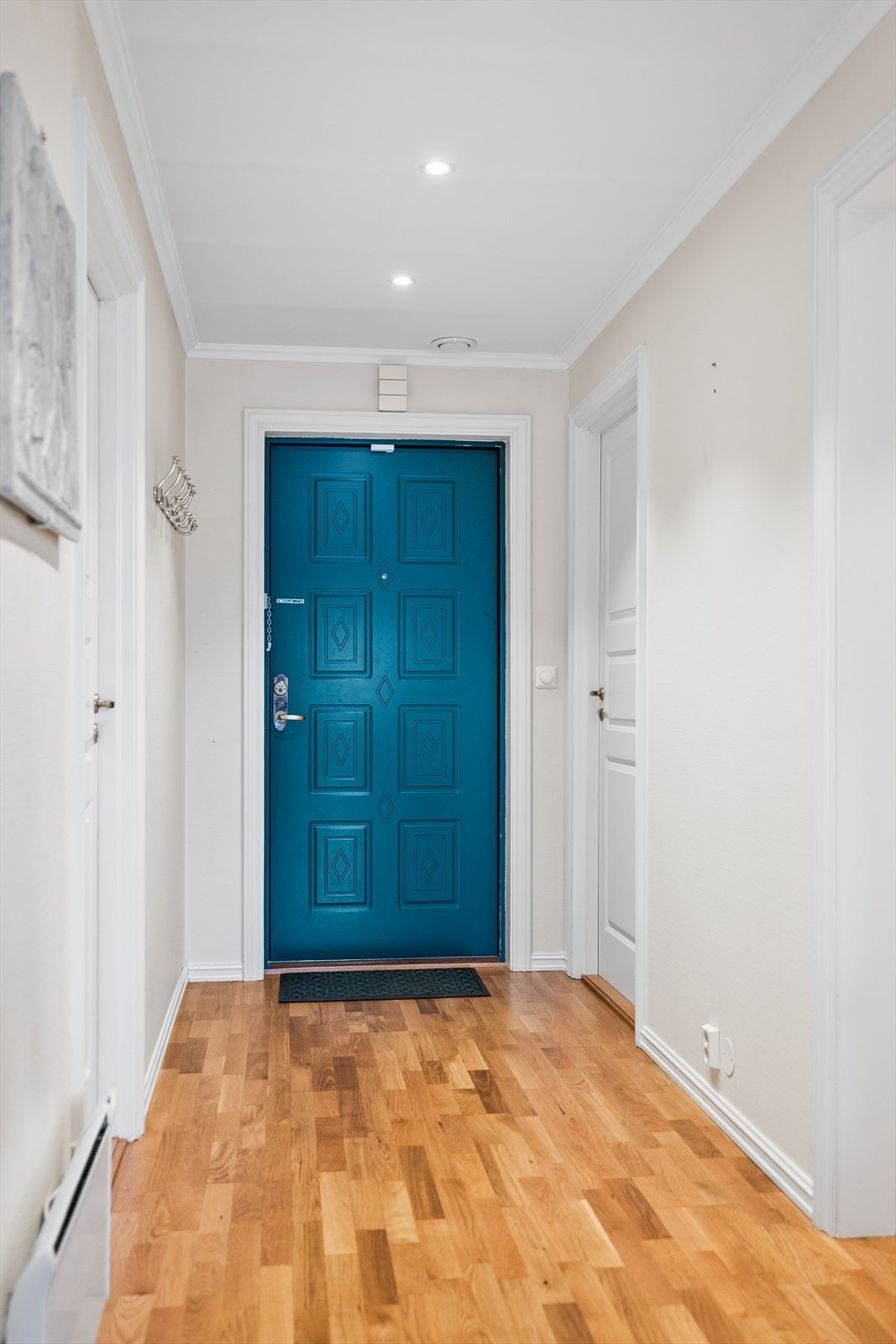 Boligen har en romslig hall som gir et godt førsteinntrykk når man kommer inn. Her er det god plass til å henge fra seg yttertøy og sko, og eventuelt møblere med kommode, speil eller sittebenk. Galleribilde