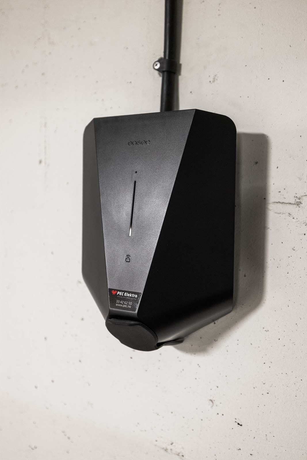 På parkeringsplassen er det lagt opp el-billader, noe som gjør det enkelt og praktisk å lade elbil eller hybrid Galleribilde