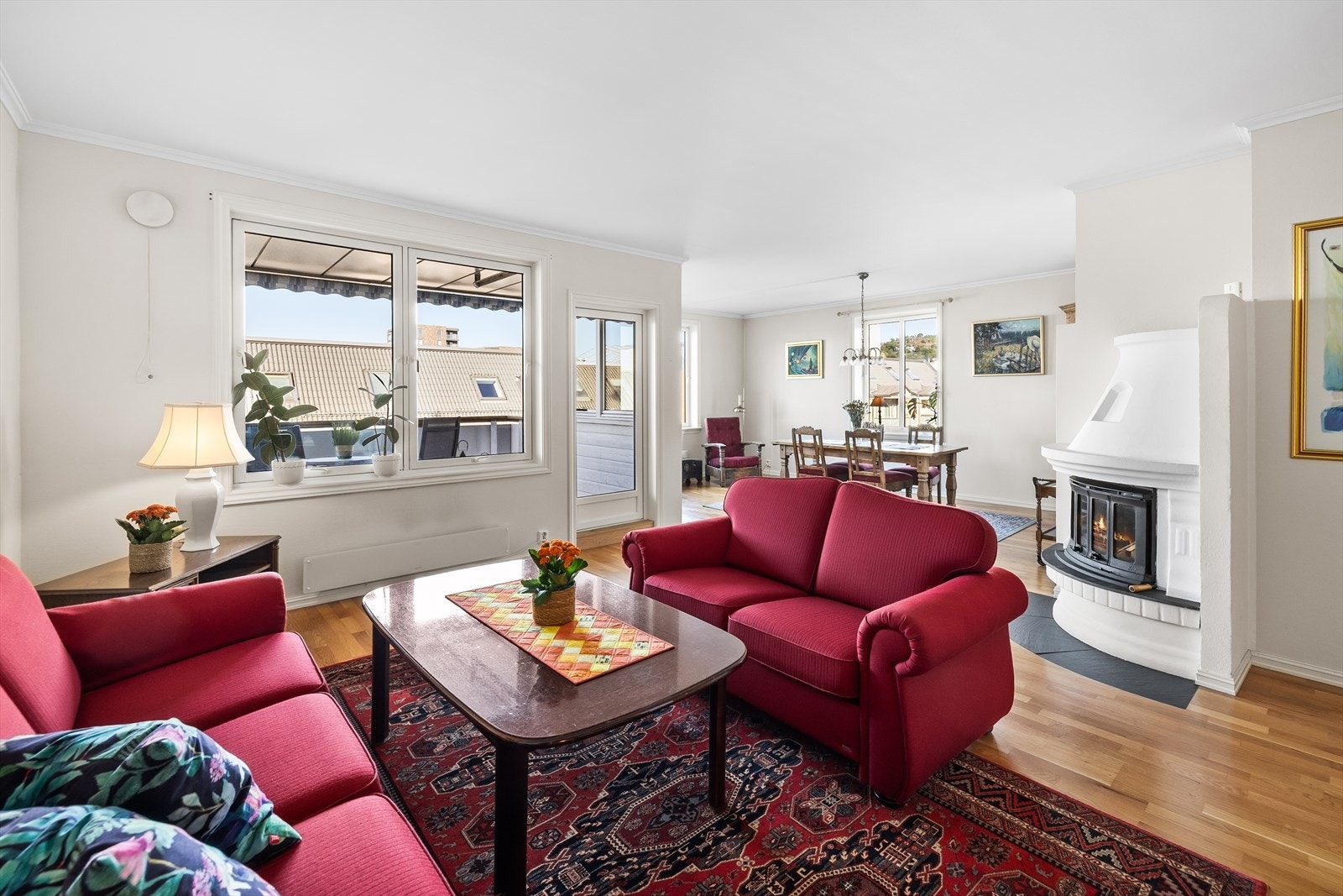 De mange vindusflatene slipper inn rikelig med naturlig lys og sørger for en åpen og behagelig romfølelse, samtidig som de gir fine innramminger av omgivelsene utenfor. Galleribilde