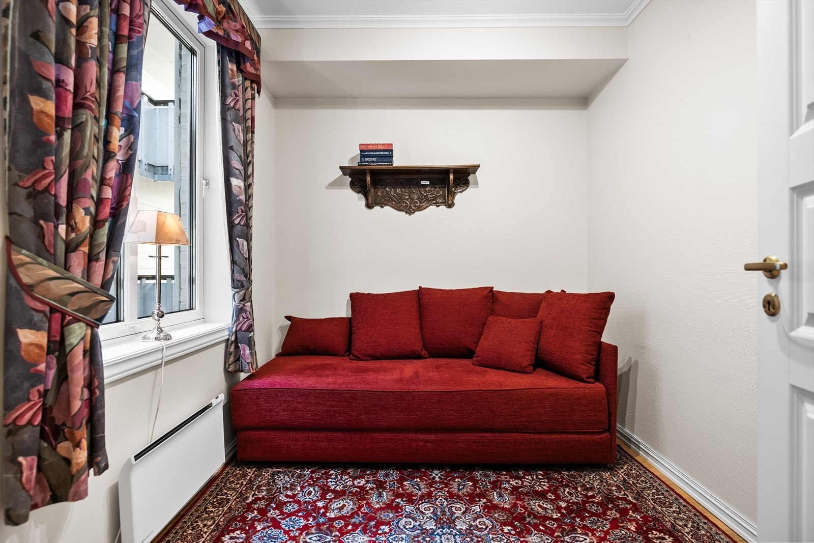 Barne- eller gjesterommet har en god størrelse og fremstår som et fleksibelt rom med mange bruksmuligheter. Her er det rikelig med plass til både seng og skrivepult, noe som gjør rommet godt egnet for både lek, studier eller hjemmekontor. Galleribilde