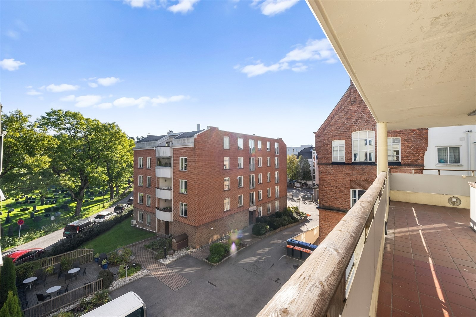 Fra svalgangen har du flott utsikt over den lune gårdsplassen. Galleribilde