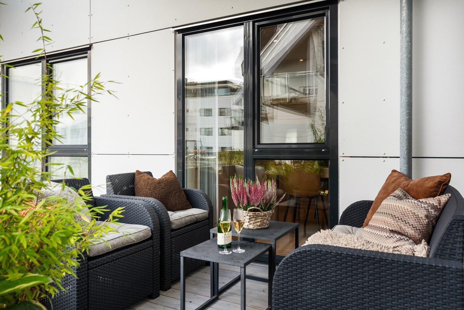 Her er det plass til en sittegruppe og bord, perfekt for sosiale sammenkomster. Galleribilde