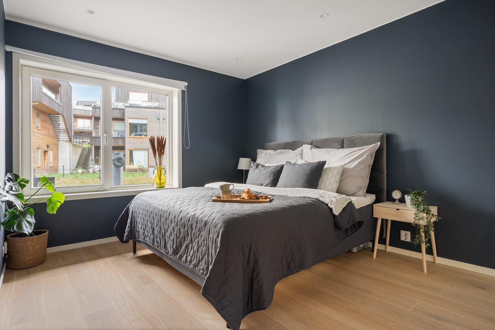 Leiligheten har to soverom som måler henholdsvis 14,5 m² og 7,8 m² med god plass til seng, garderobe, nattbord og annen ønsket innredning. Galleribilde