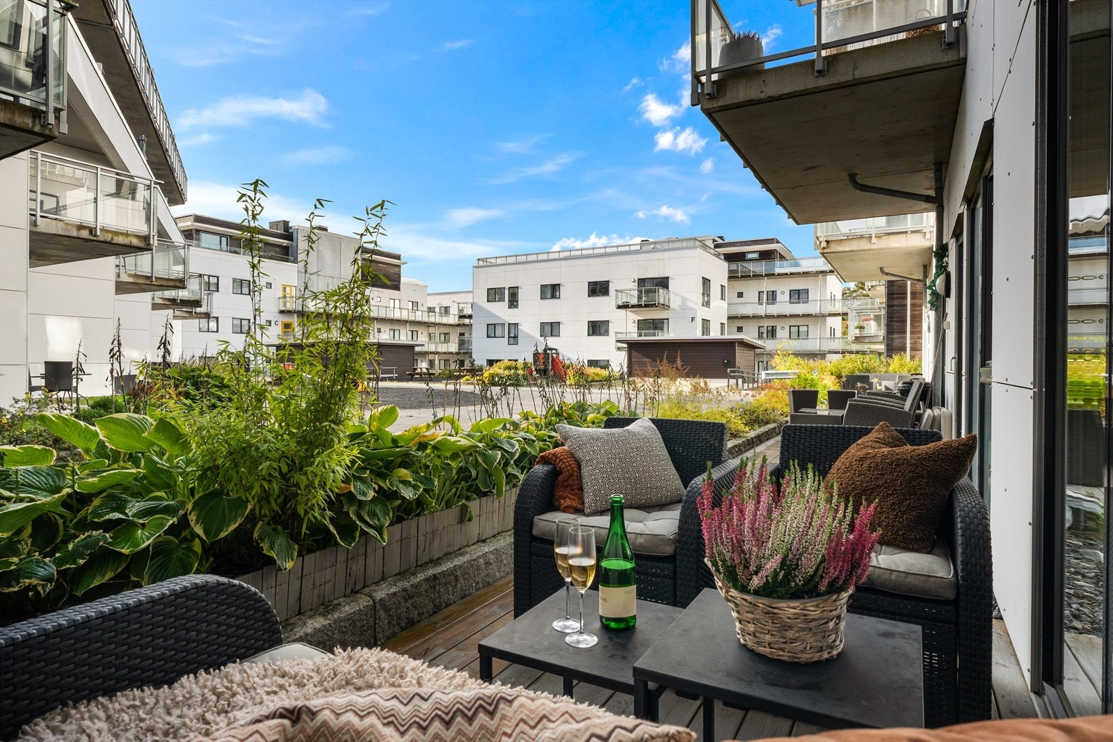 Flott og moderne selveierleilighet med terrasse på 10 m² med utgang fra stue. I tillegg følger med fast garasjeplass i felles anlegg. Galleribilde
