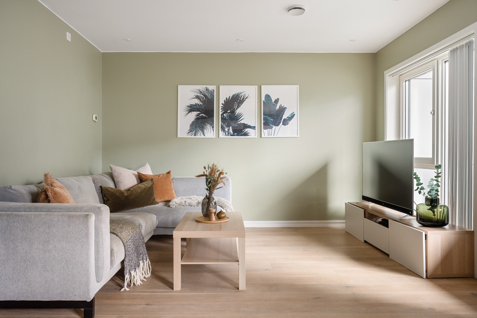 Gulvene er belagt med parkett og veggene er malt i en lys grønn farge. Galleribilde