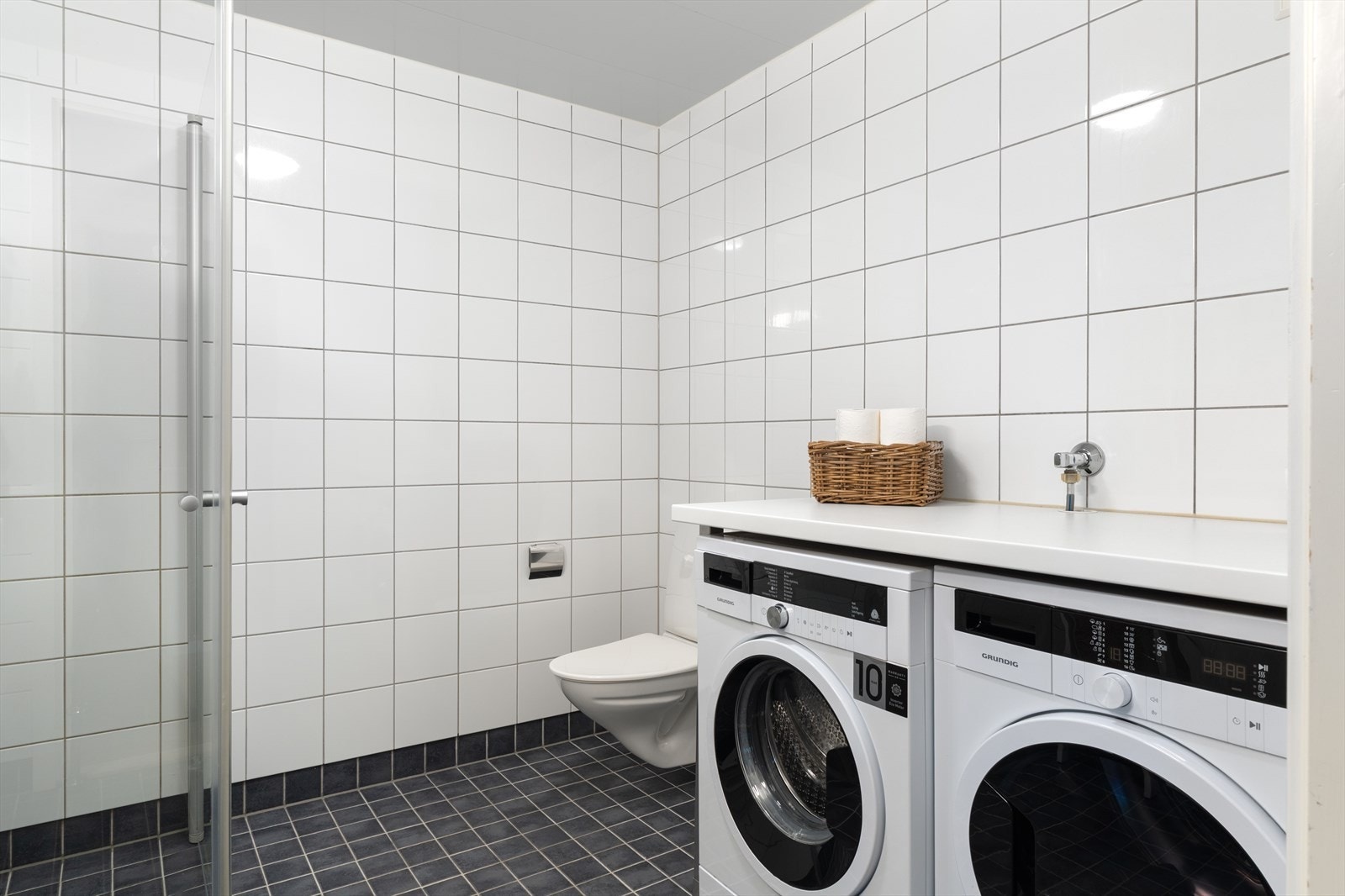 Her er det mekanisk avtrekk samt plass til tørketrommel og vaskemaskin. Galleribilde