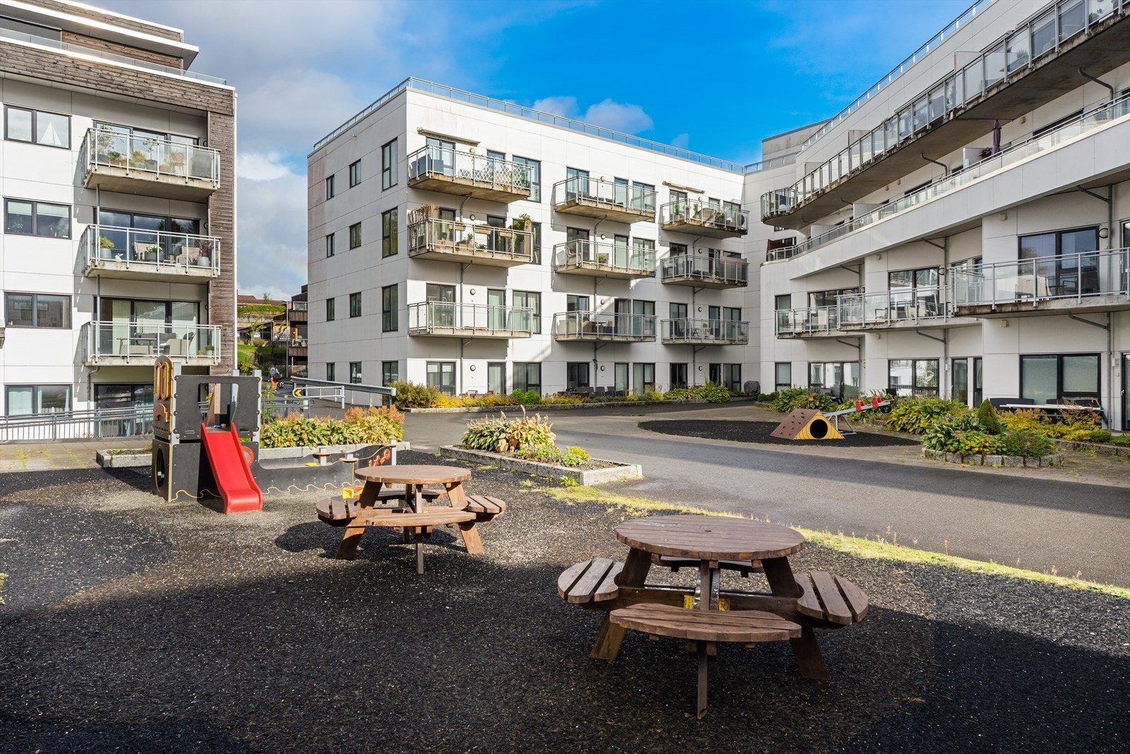 Det er fine opparbeidede fellesareal med bl.a. lekeplass for de minste. Innenfor kort gangavstand har man alt man skulle trenge i hverdagen med både busstopp, skole, barnehager og dagligvarebutikker mm. Galleribilde