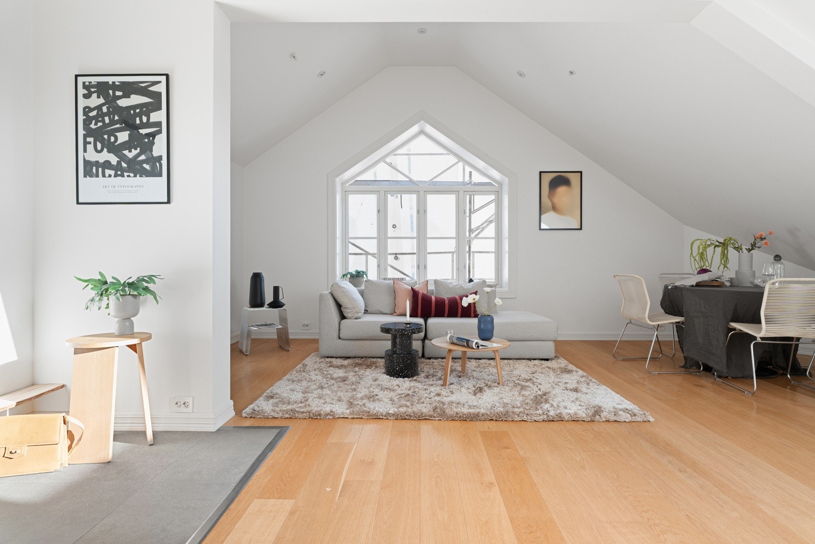 Leiligheten fremstår meget lekker med skråtak, stor takhøyde og fine materialvalg. Galleribilde