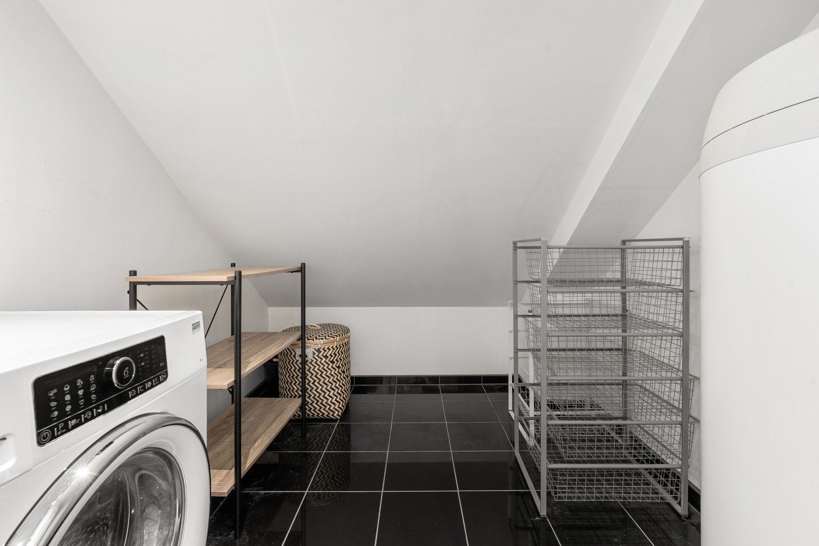 Innenfor badet er det separat vaskerom, med god plass for vaskemaskin og tørketrommel. Galleribilde