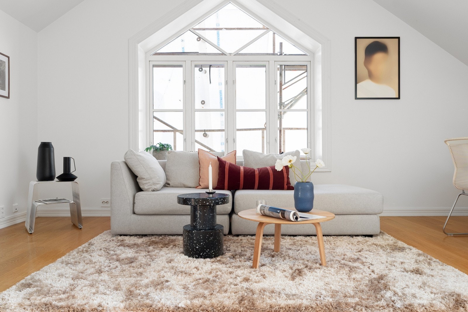 Store vindusflater som slipper inn rikelige mengder med naturlig lys. I forbindelse med maling av fasaden var det satt opp stillas utenfor vinduet når bildet ble tatt. Galleribilde