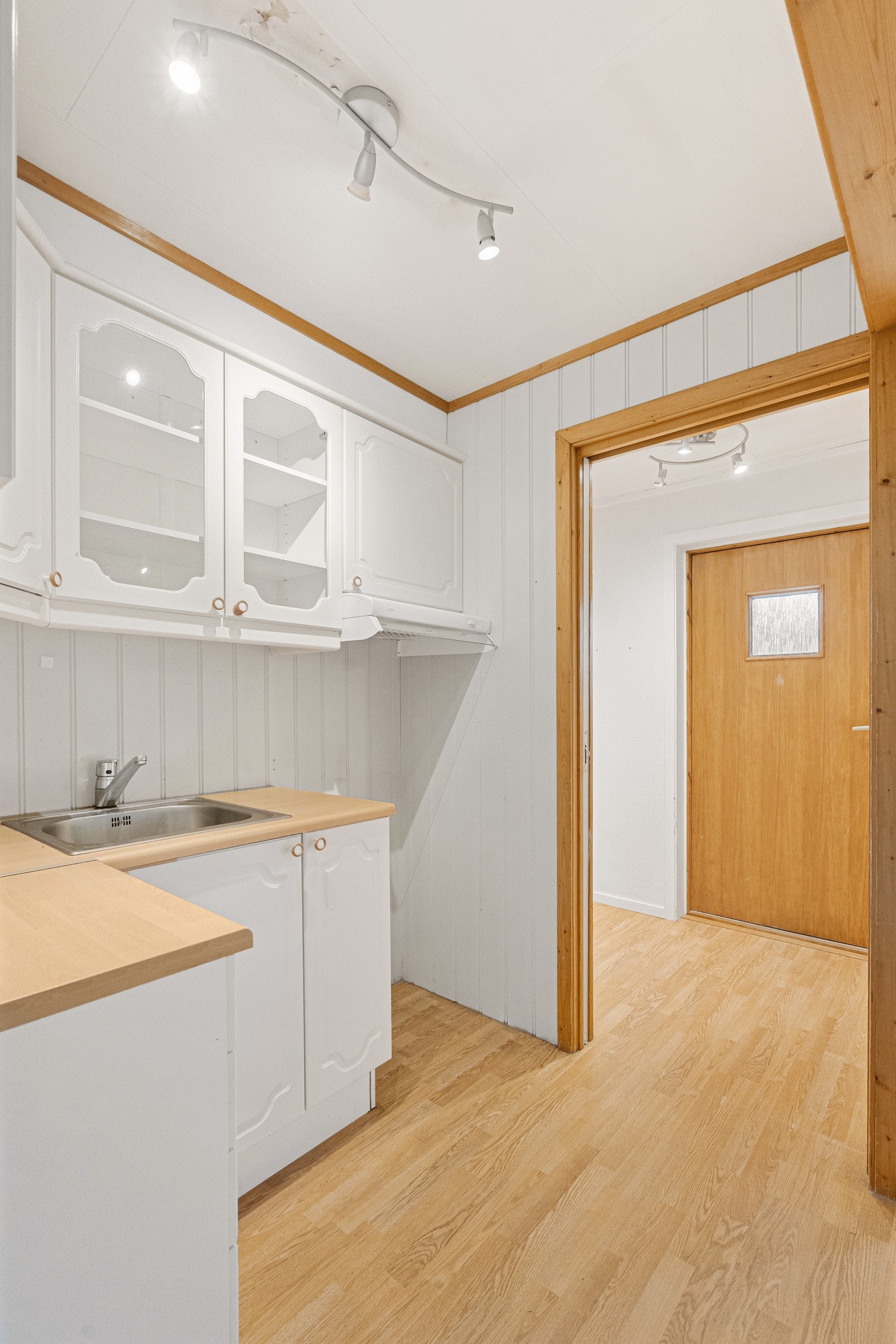 Innredningen har under- og overskap med lyse, profilerte fronter Galleribilde